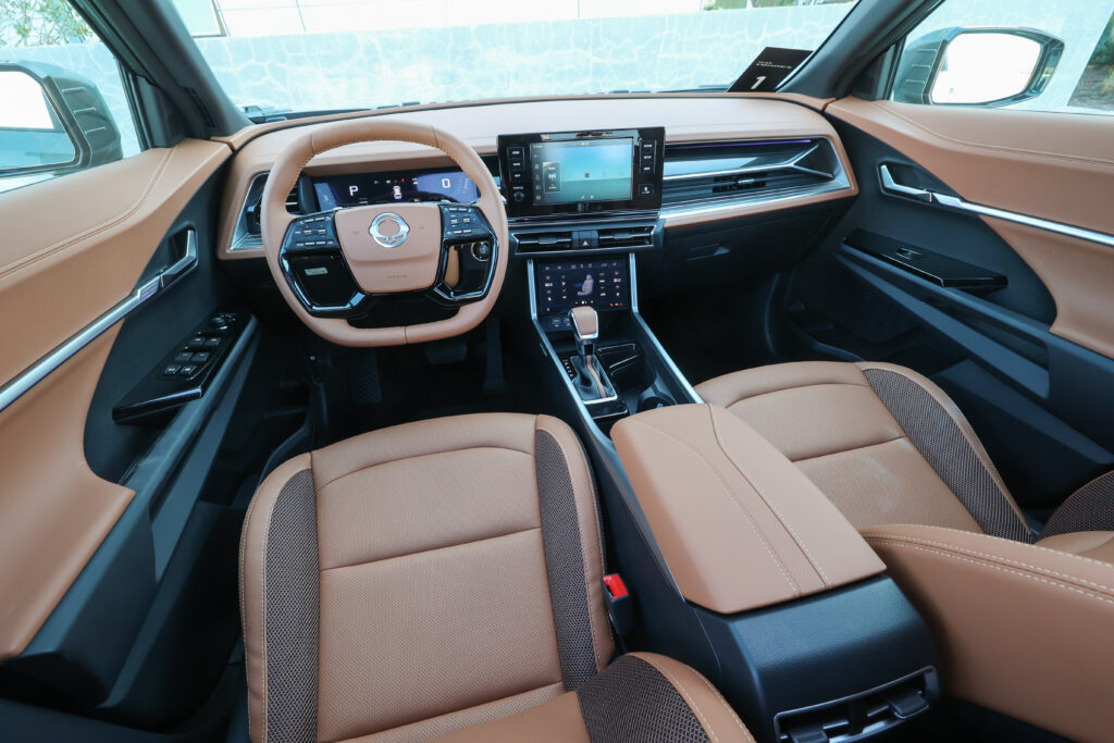 kgm torres 2024 interior